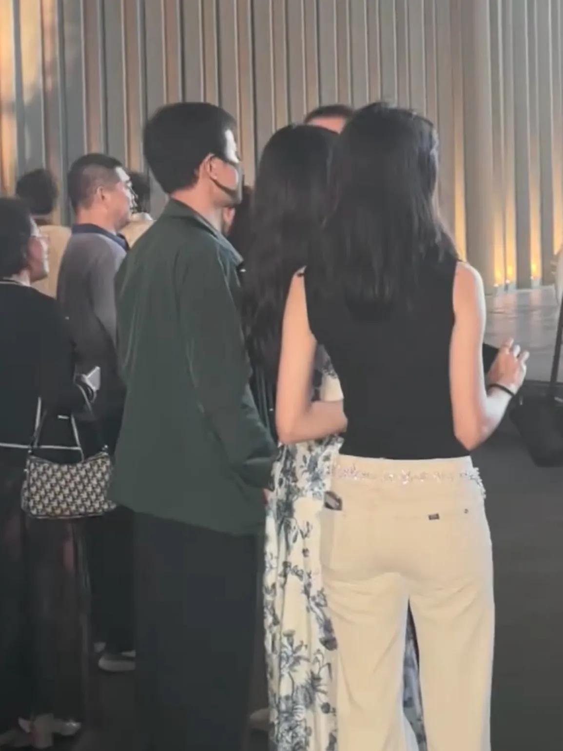 _董璇去关悦家中做客为其庆生，闺蜜俩感情超好，佟大为全家福曝光_董璇去关悦家中做客为其庆生，闺蜜俩感情超好，佟大为全家福曝光