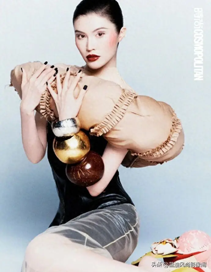 何穗 COSMO 开季封：黄金时代超模风范，是刻进骨血的镜头统治力