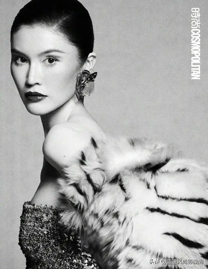 何穗 COSMO 开季封：黄金时代超模风范，是刻进骨血的镜头统治力_何穗 COSMO 开季封：黄金时代超模风范，是刻进骨血的镜头统治力_