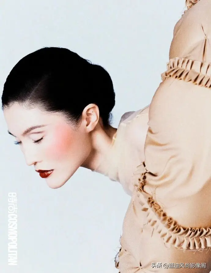 何穗 COSMO 开季封：黄金时代超模风范，是刻进骨血的镜头统治力_何穗 COSMO 开季封：黄金时代超模风范，是刻进骨血的镜头统治力_