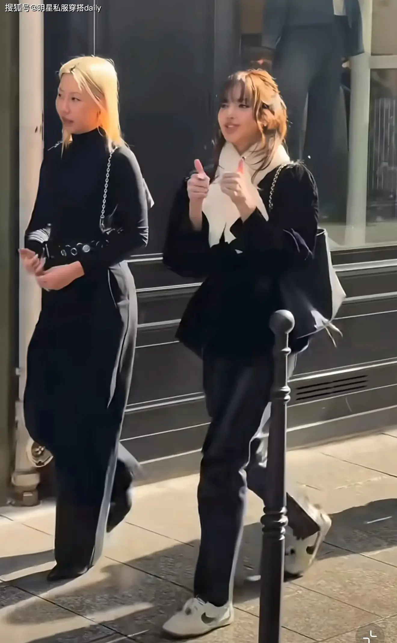 _Lisa被偶遇“竖大拇指”展现真实状态！2套迷人穿搭被赞人间芭比_Lisa被偶遇“竖大拇指”展现真实状态！2套迷人穿搭被赞人间芭比