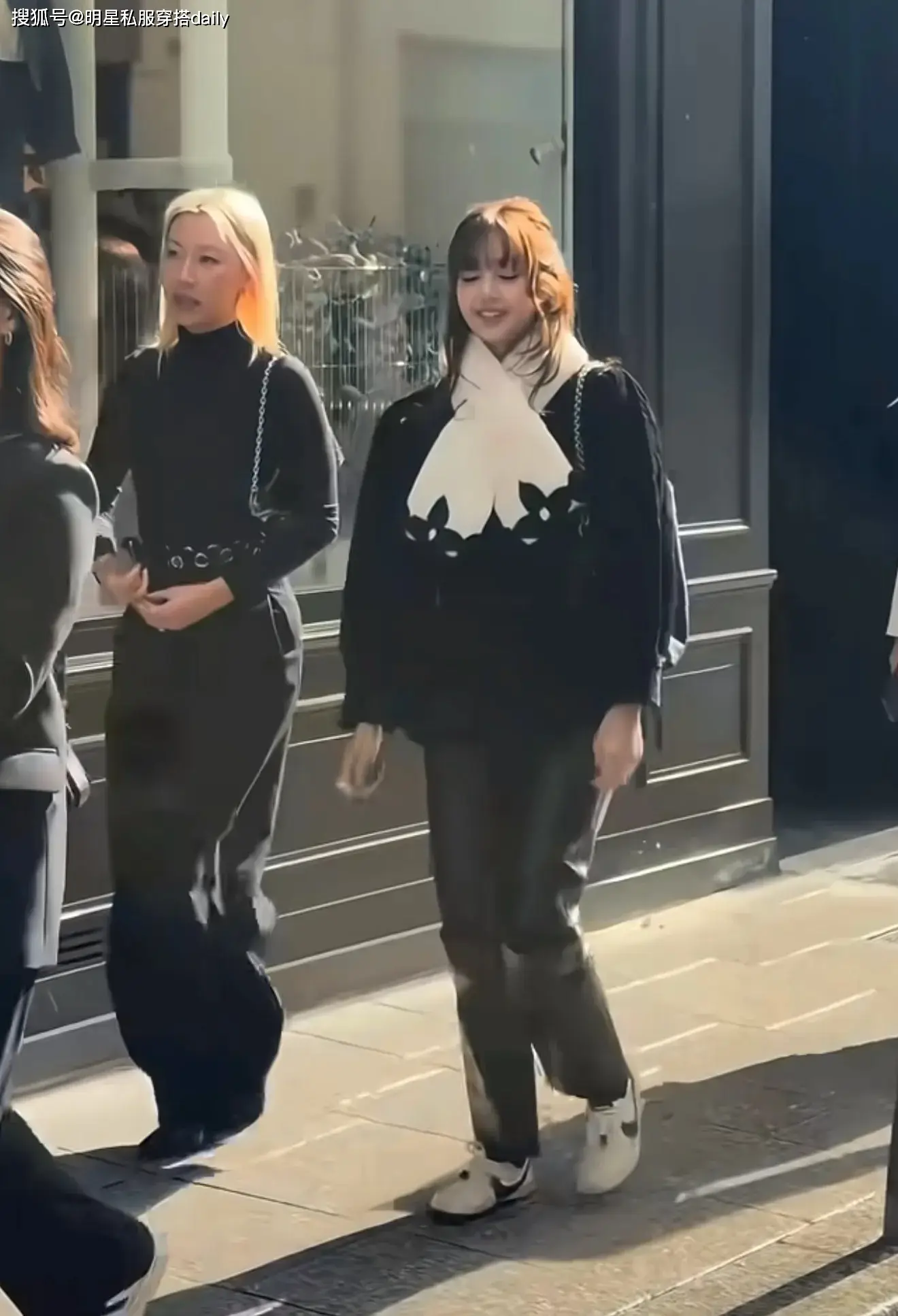 Lisa被偶遇“竖大拇指”展现真实状态！2套迷人穿搭被赞人间芭比__Lisa被偶遇“竖大拇指”展现真实状态！2套迷人穿搭被赞人间芭比