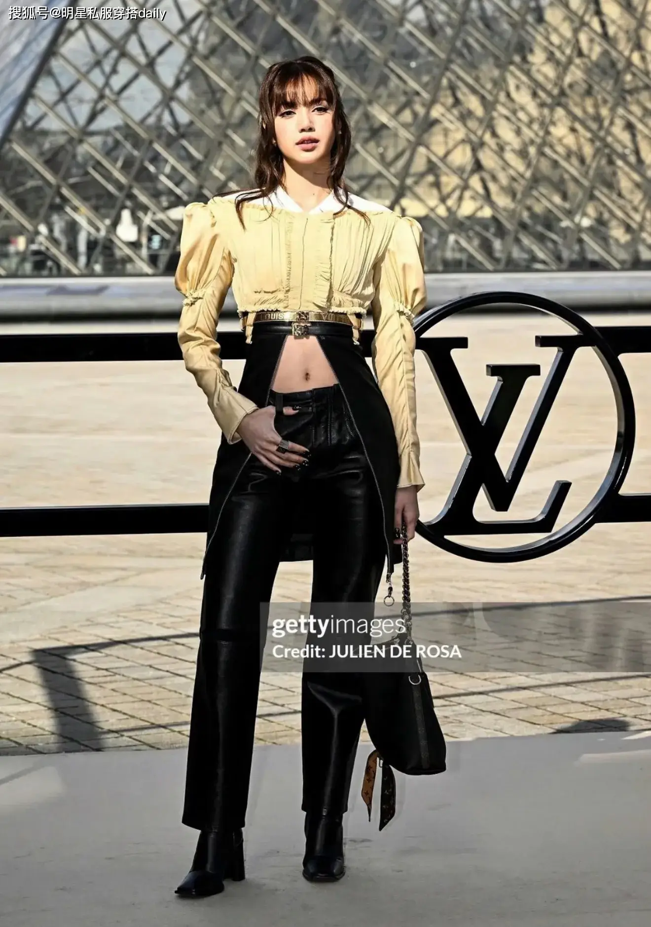 _Lisa被偶遇“竖大拇指”展现真实状态！2套迷人穿搭被赞人间芭比_Lisa被偶遇“竖大拇指”展现真实状态！2套迷人穿搭被赞人间芭比