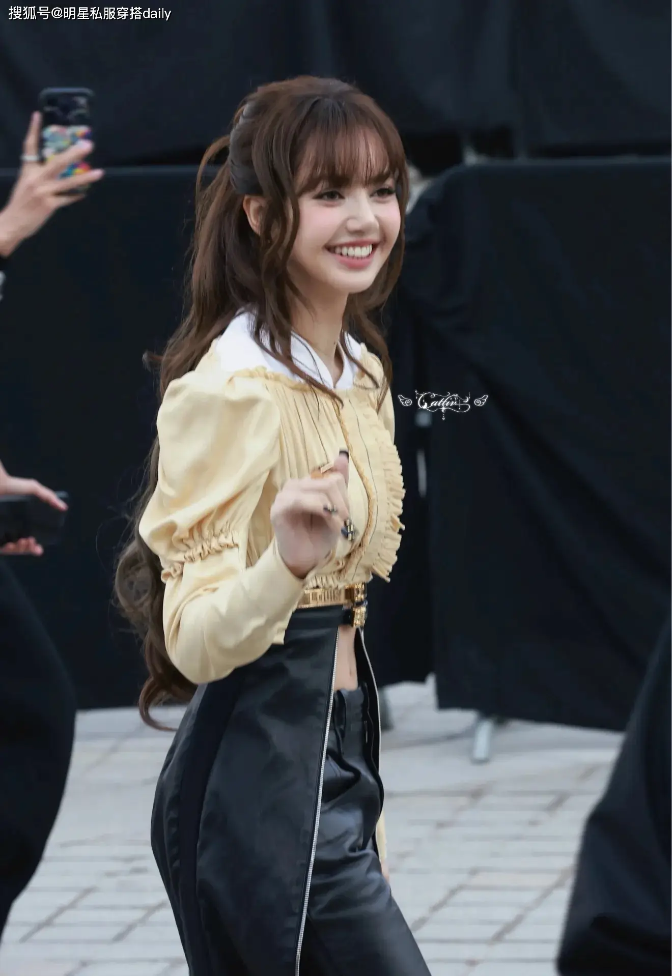 _Lisa被偶遇“竖大拇指”展现真实状态！2套迷人穿搭被赞人间芭比_Lisa被偶遇“竖大拇指”展现真实状态！2套迷人穿搭被赞人间芭比