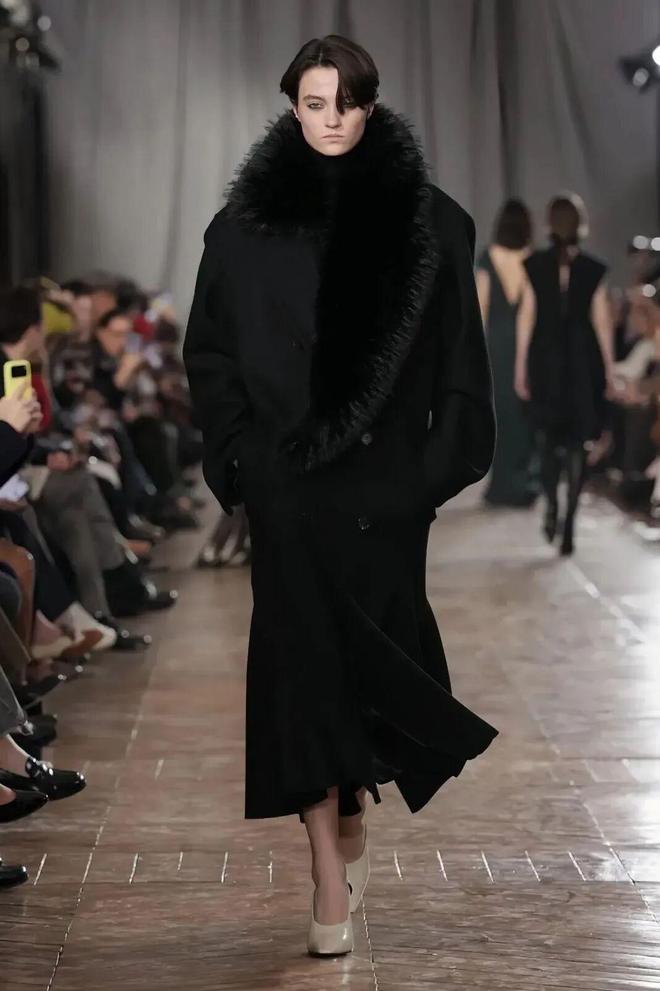 _穿出巴黎女人的姿态，要几步？_穿出巴黎女人的姿态，要几步？