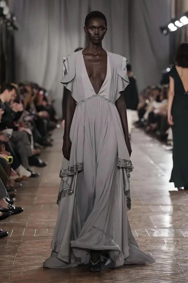 _穿出巴黎女人的姿态，要几步？_穿出巴黎女人的姿态，要几步？