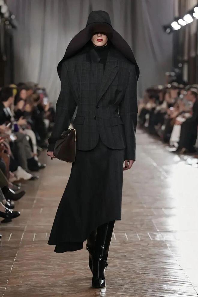 _穿出巴黎女人的姿态，要几步？_穿出巴黎女人的姿态，要几步？