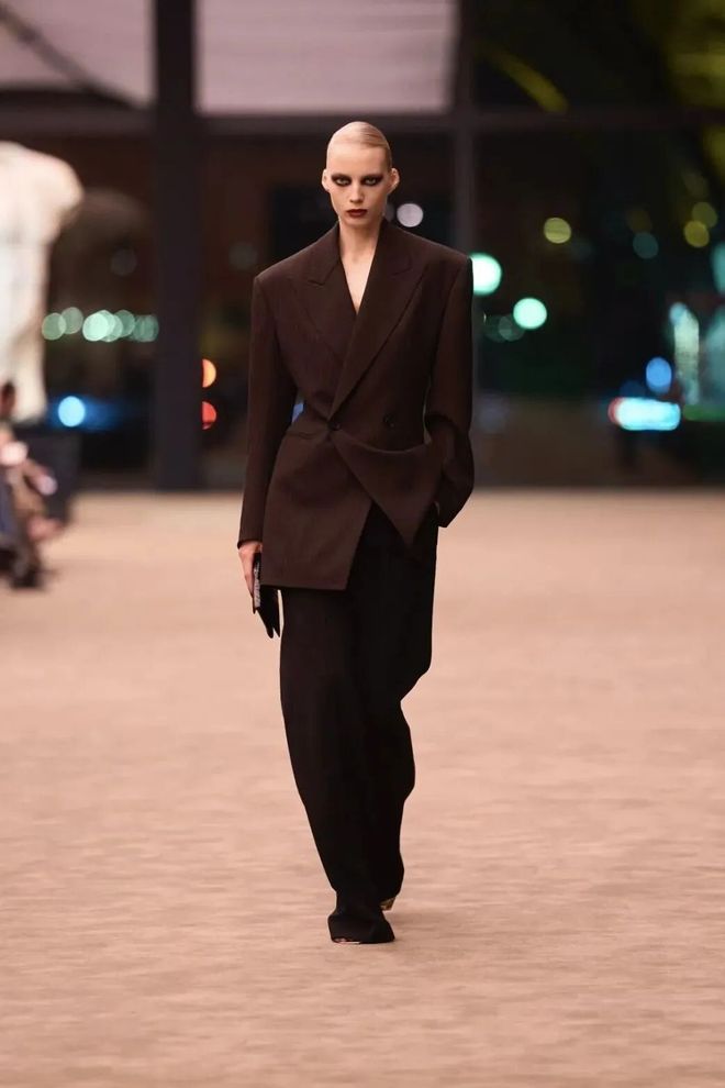 穿出巴黎女人的姿态，要几步？__穿出巴黎女人的姿态，要几步？