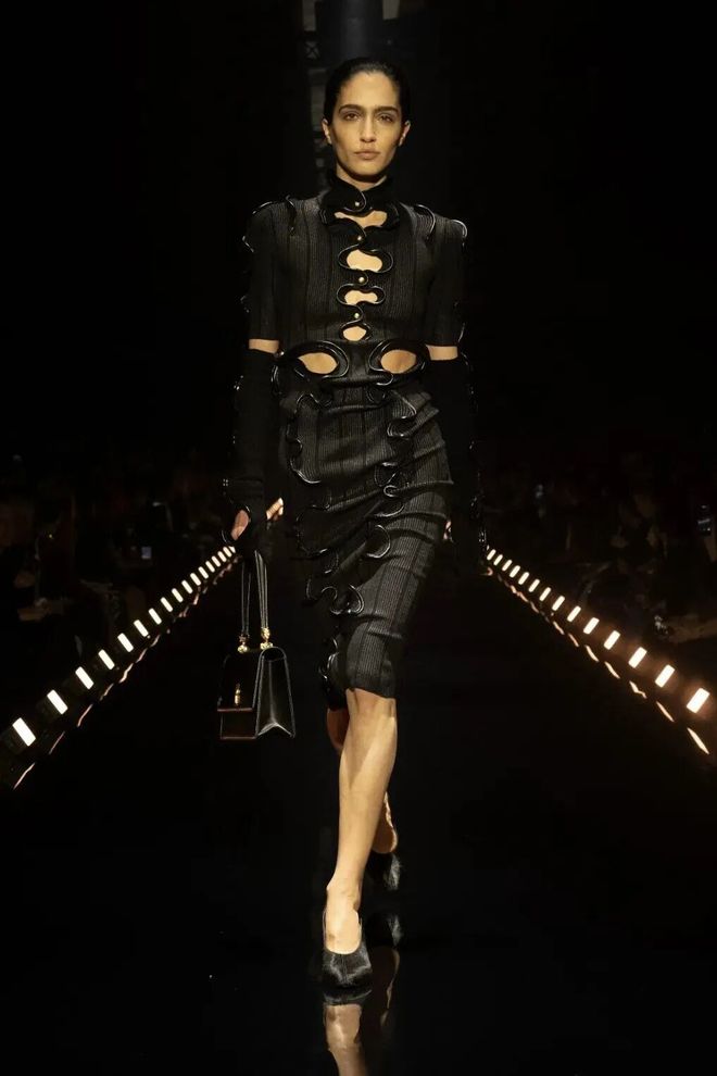 _穿出巴黎女人的姿态，要几步？_穿出巴黎女人的姿态，要几步？