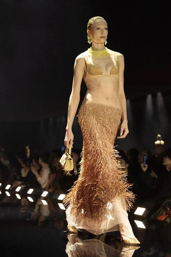 穿出巴黎女人的姿态，要几步？__穿出巴黎女人的姿态，要几步？