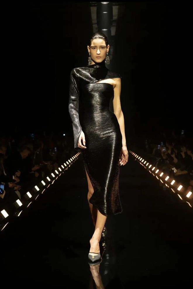 _穿出巴黎女人的姿态，要几步？_穿出巴黎女人的姿态，要几步？