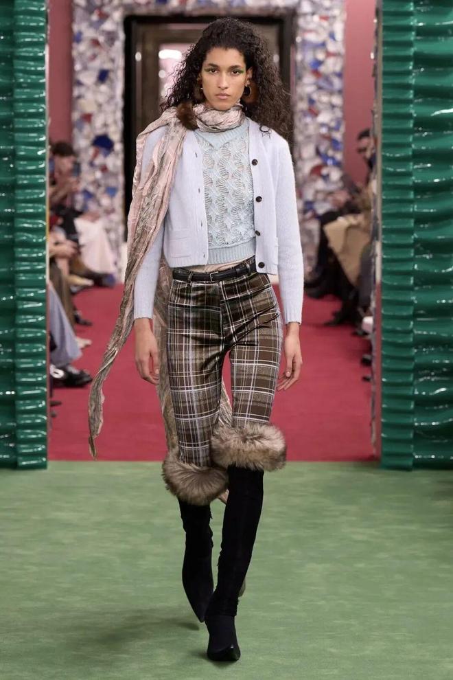 _穿出巴黎女人的姿态，要几步？_穿出巴黎女人的姿态，要几步？