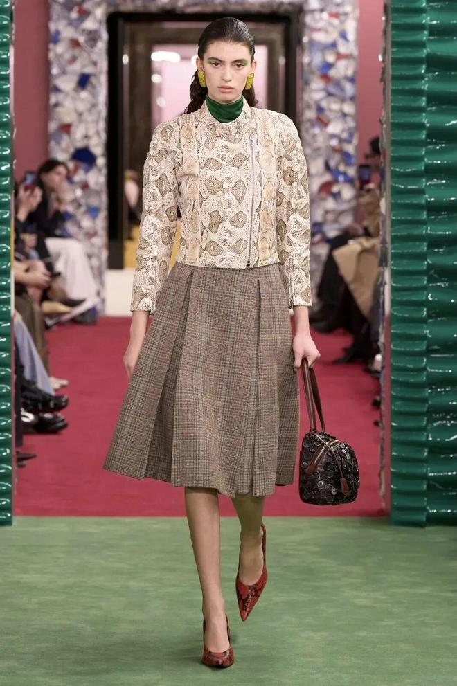 _穿出巴黎女人的姿态，要几步？_穿出巴黎女人的姿态，要几步？