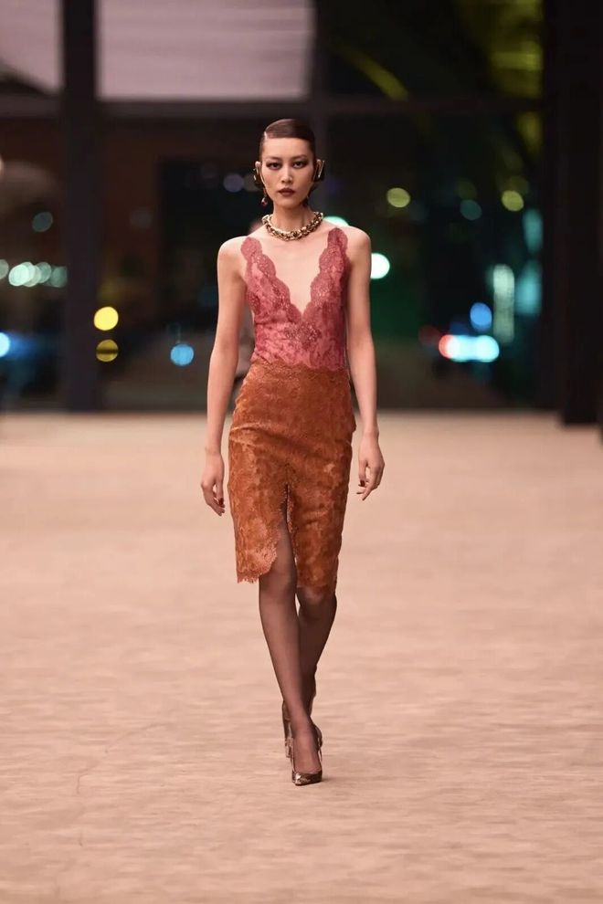 _穿出巴黎女人的姿态，要几步？_穿出巴黎女人的姿态，要几步？