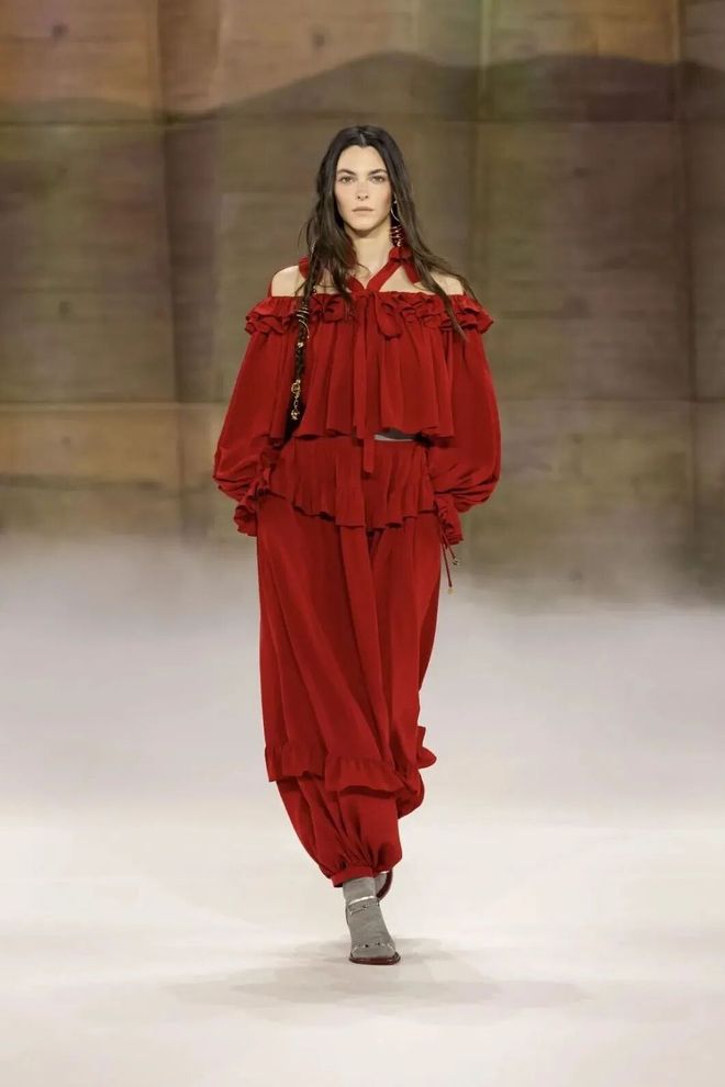 _穿出巴黎女人的姿态，要几步？_穿出巴黎女人的姿态，要几步？