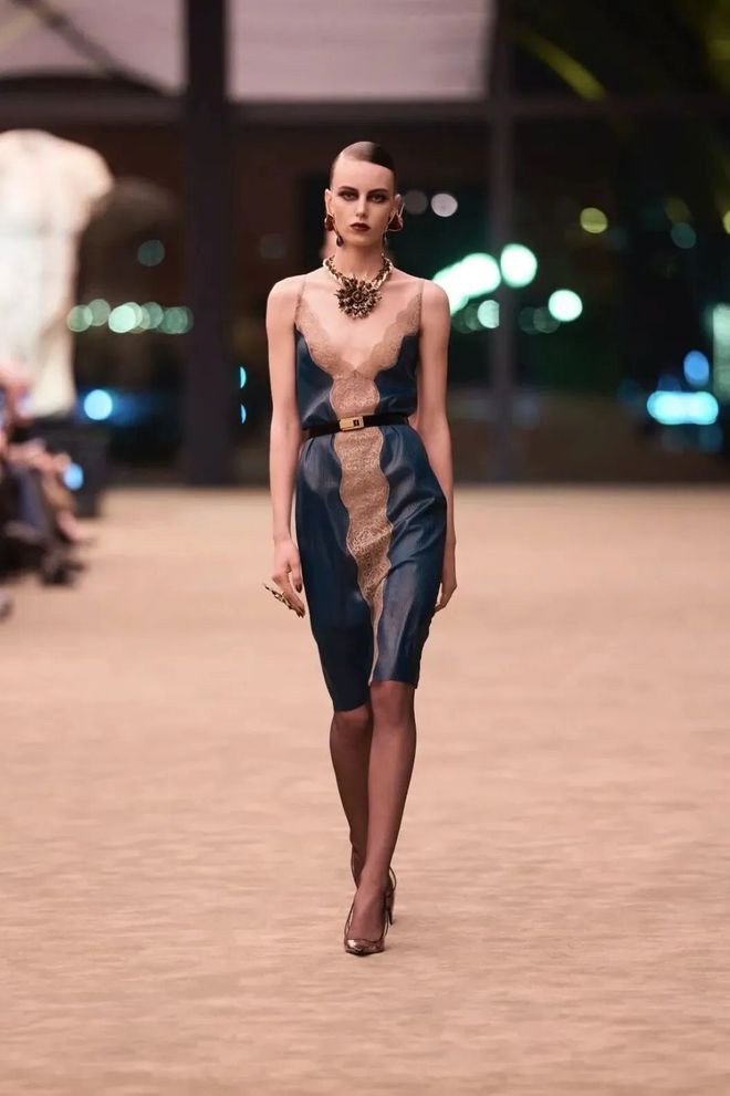 _穿出巴黎女人的姿态，要几步？_穿出巴黎女人的姿态，要几步？