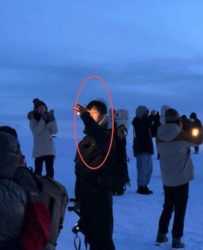 网友模仿两会女记者抢镜视频_挪威颜值_