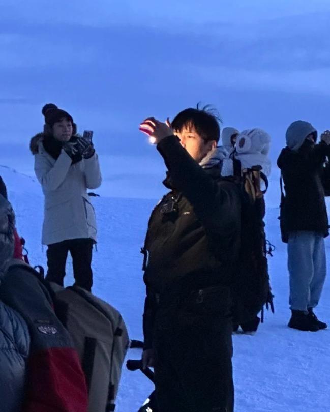 网友模仿两会女记者抢镜视频__挪威颜值