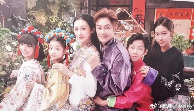 演员陈浩民岳父母含泪让出机票，坚持让儿女先撤离迪拜_演员陈浩民岳父母含泪让出机票，坚持让儿女先撤离迪拜_