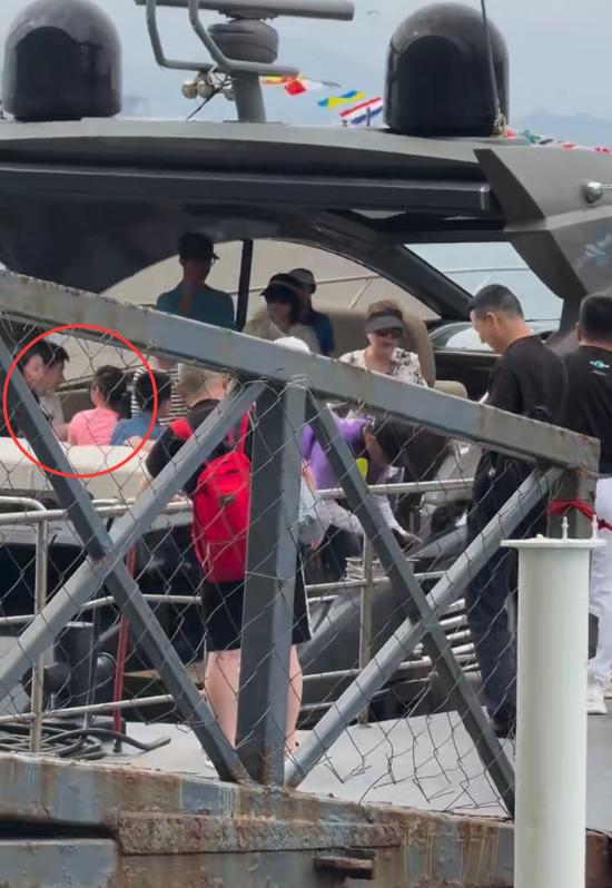 47岁章子怡带娃太拼！陪10岁女儿挑战飞拉达，卸下光环如普通妇女__47岁章子怡带娃太拼！陪10岁女儿挑战飞拉达，卸下光环如普通妇女