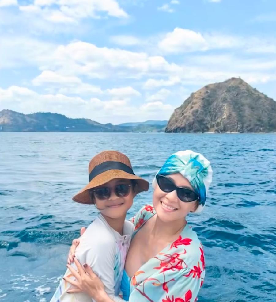 47岁章子怡带娃太拼！陪10岁女儿挑战飞拉达，卸下光环如普通妇女__47岁章子怡带娃太拼！陪10岁女儿挑战飞拉达，卸下光环如普通妇女