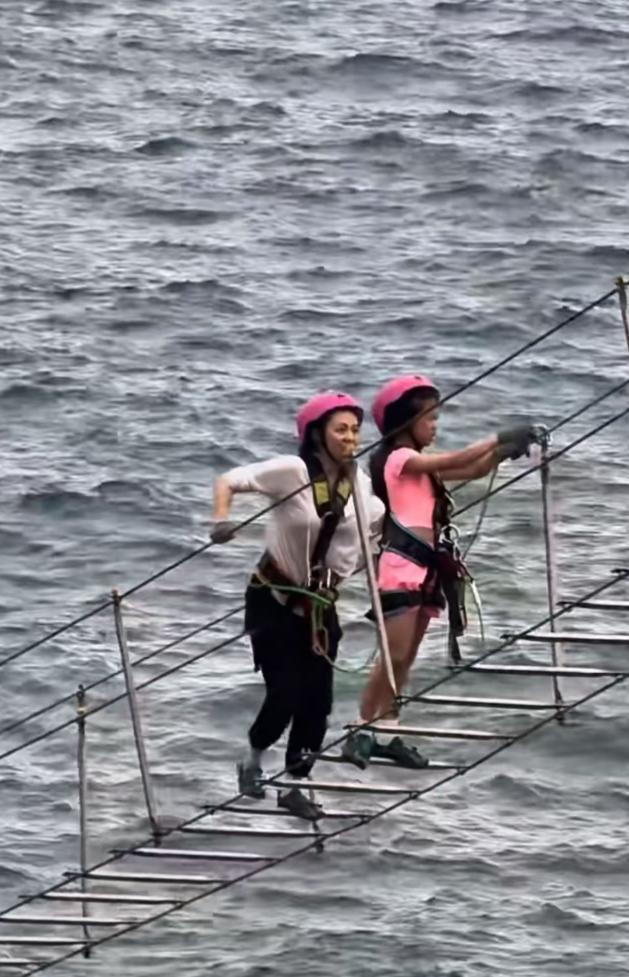 47岁章子怡带娃太拼！陪10岁女儿挑战飞拉达，卸下光环如普通妇女_47岁章子怡带娃太拼！陪10岁女儿挑战飞拉达，卸下光环如普通妇女_