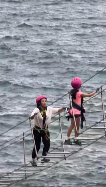 47岁章子怡带娃太拼！陪10岁女儿挑战飞拉达，卸下光环如普通妇女__47岁章子怡带娃太拼！陪10岁女儿挑战飞拉达，卸下光环如普通妇女