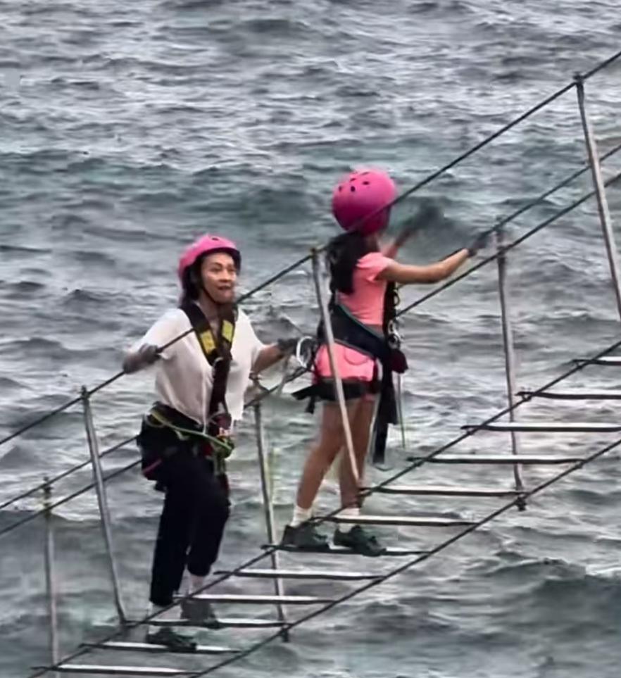 _47岁章子怡带娃太拼！陪10岁女儿挑战飞拉达，卸下光环如普通妇女_47岁章子怡带娃太拼！陪10岁女儿挑战飞拉达，卸下光环如普通妇女