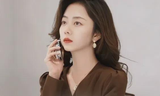 同演年代剧，35岁谭松韵和38岁赵丽颖一对比，差距真的是太明显了