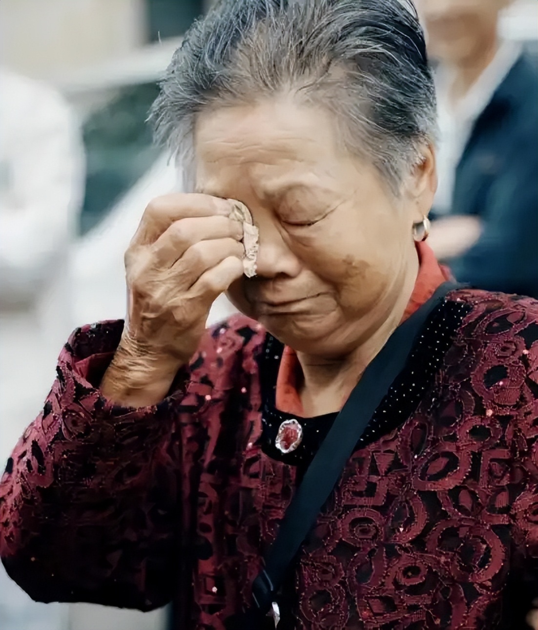 _亲情因为钱反目的新闻_亲情为了钱闹翻的名言