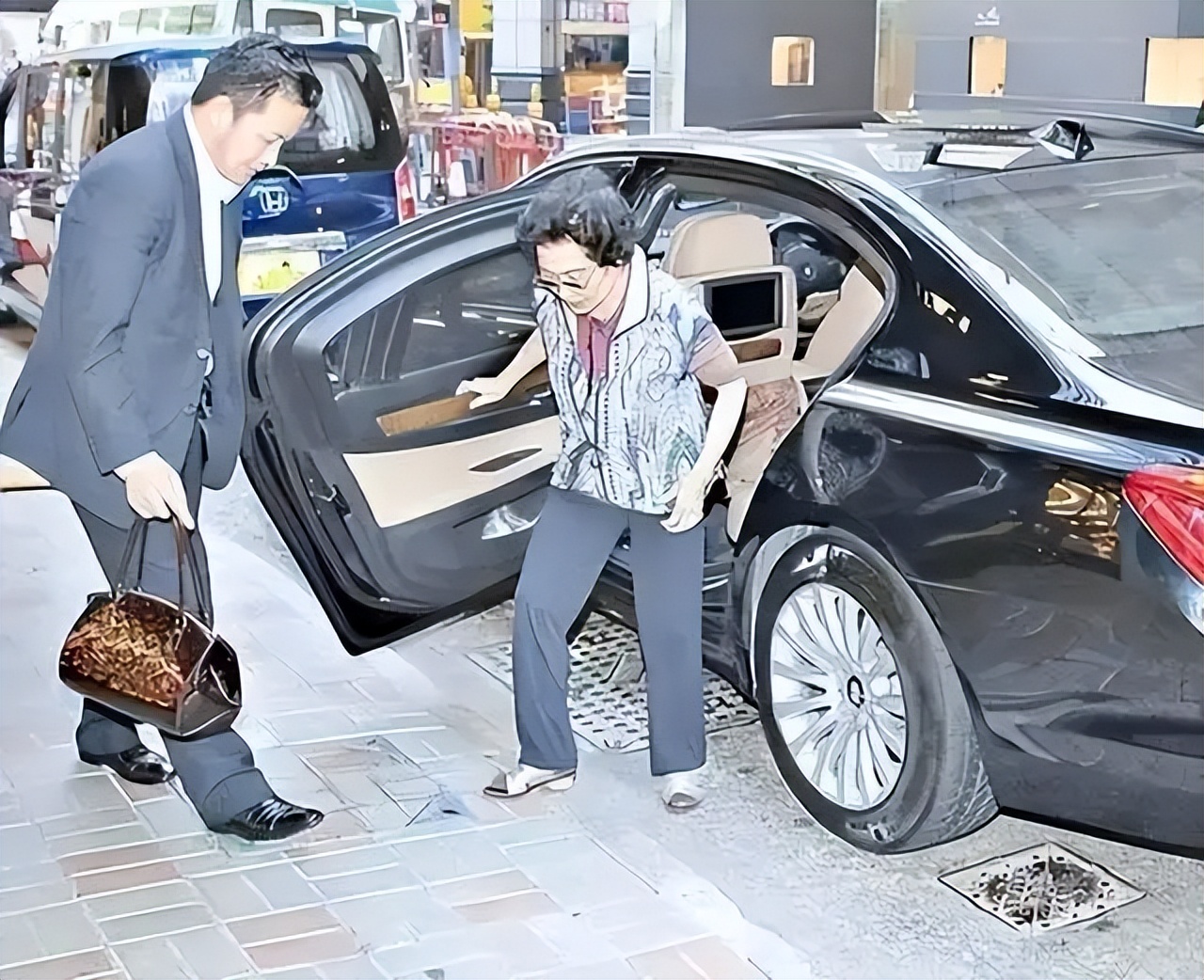 _亲情因为钱反目的新闻_亲情为了钱闹翻的名言