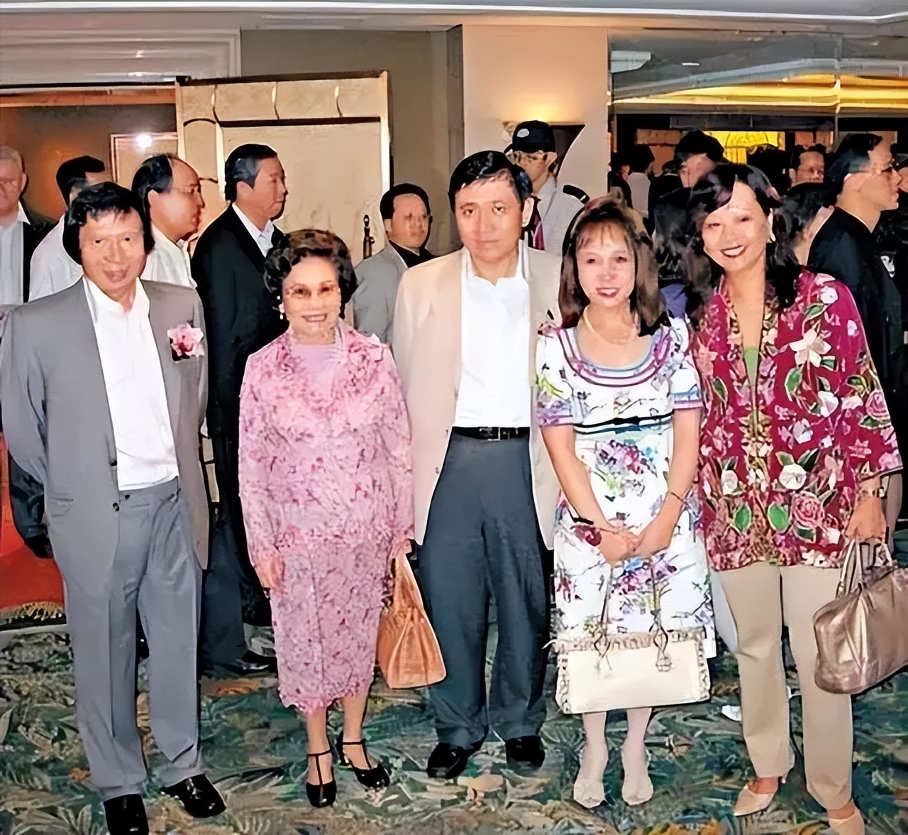 _亲情为了钱闹翻的名言_亲情因为钱反目的新闻