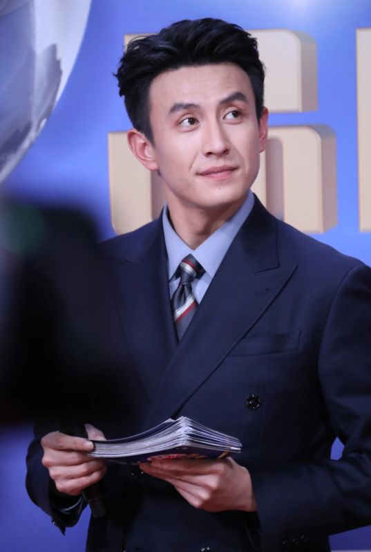 短剧红毯：刘晓庆震撼全家，洪欣性感撩人，向佐你能不能正常点