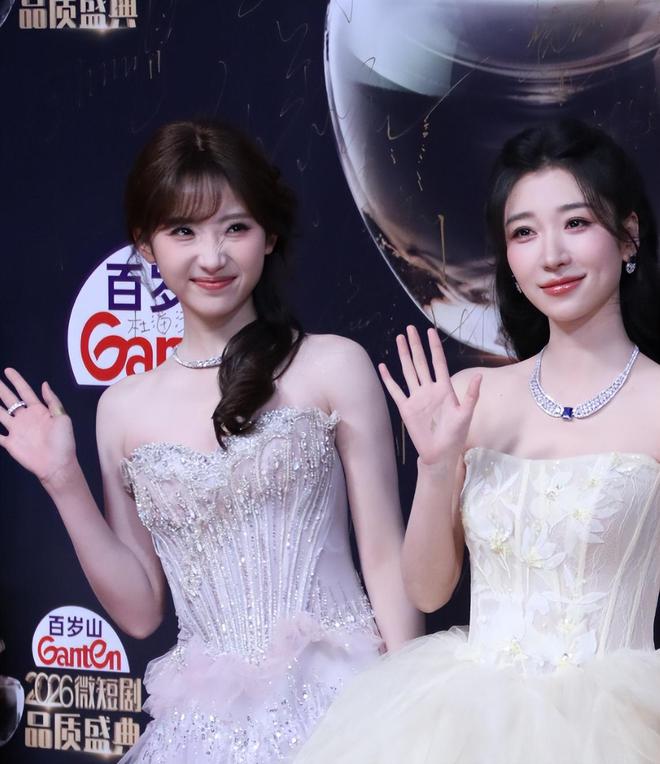 向太评价向佐女友__小说顶插性感撩人