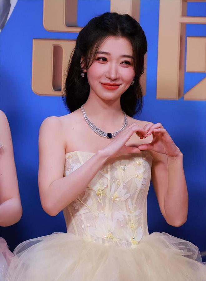 小说顶插性感撩人__向太评价向佐女友