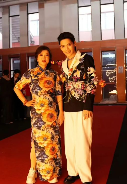 小说顶插性感撩人__向太评价向佐女友