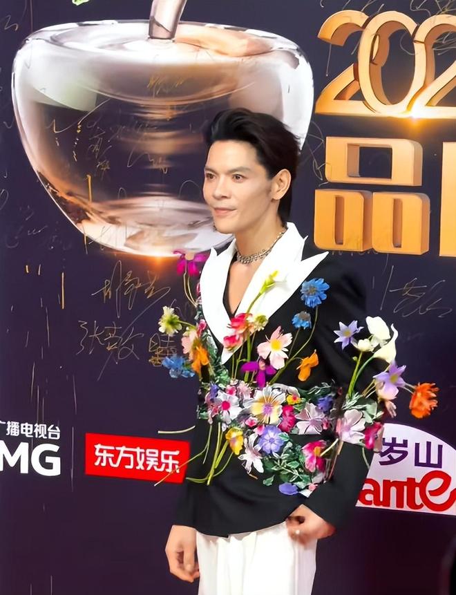 小说顶插性感撩人_向太评价向佐女友_