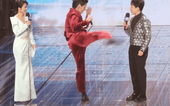 向太评价向佐女友__小说顶插性感撩人