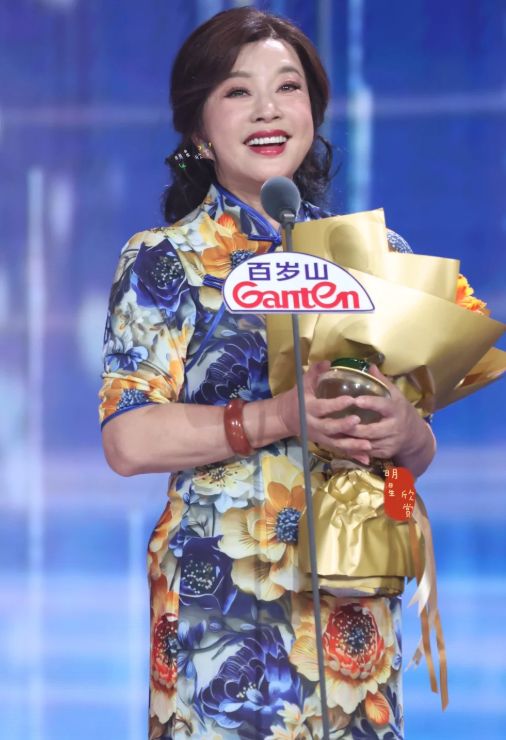 _小说顶插性感撩人_向太评价向佐女友