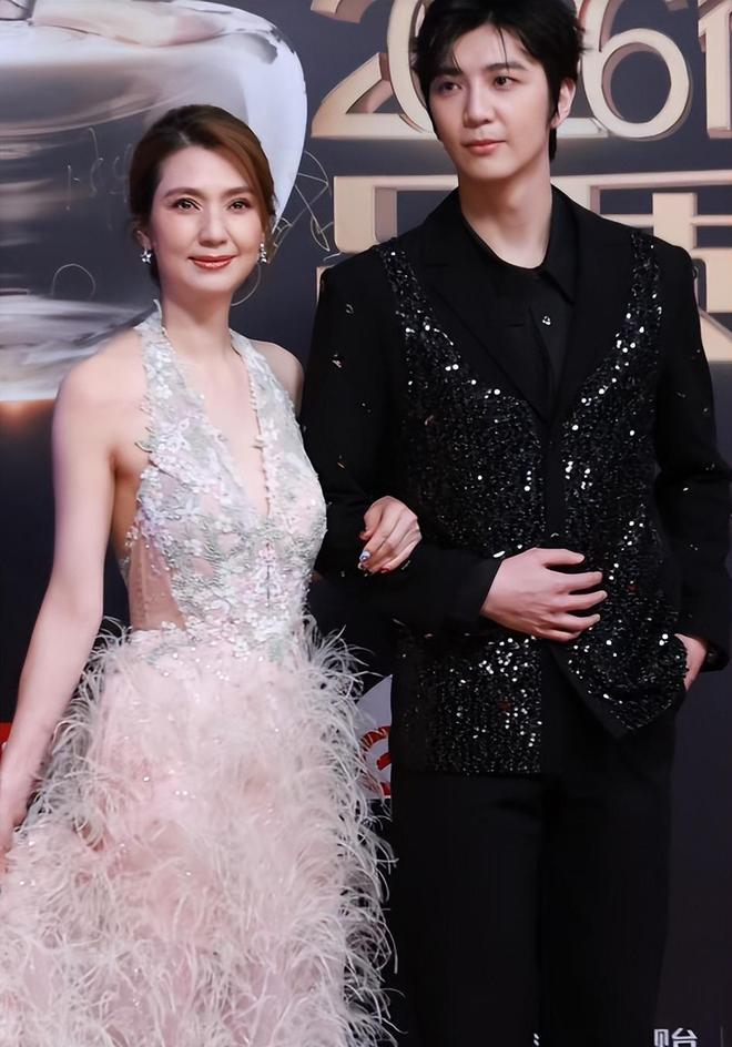 _小说顶插性感撩人_向太评价向佐女友