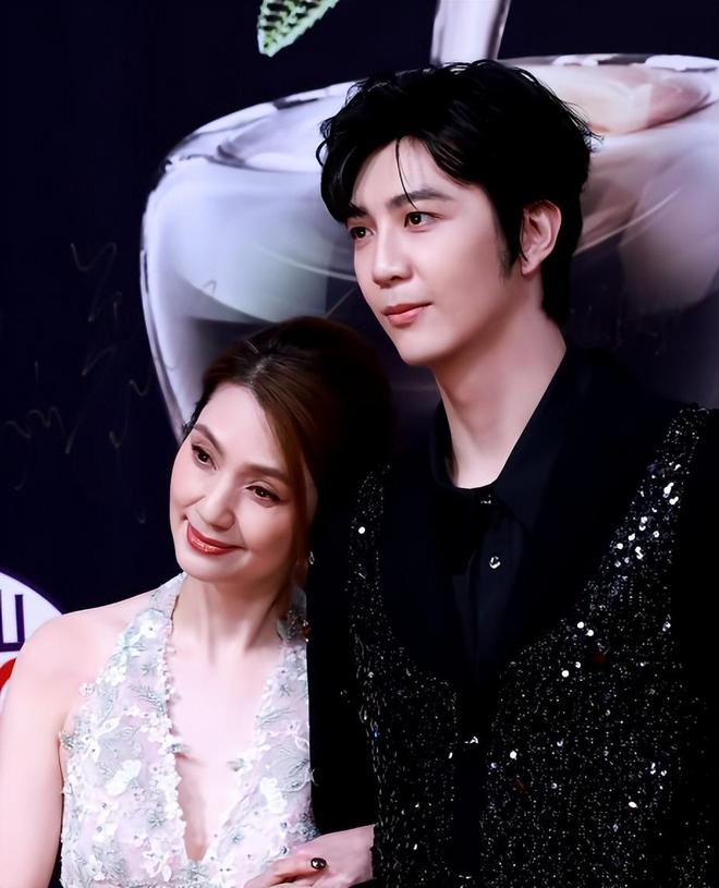 小说顶插性感撩人_向太评价向佐女友_