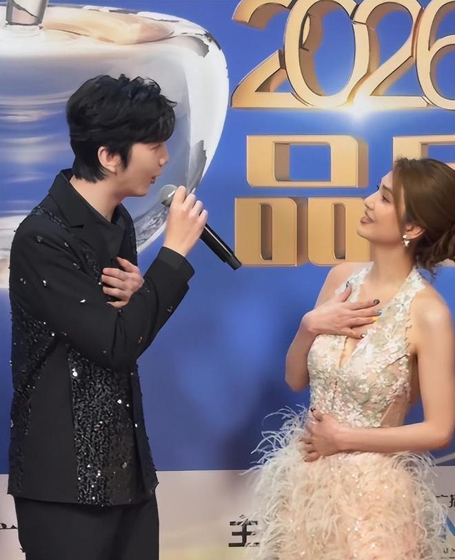 _小说顶插性感撩人_向太评价向佐女友