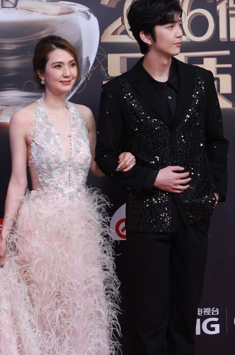 _小说顶插性感撩人_向太评价向佐女友