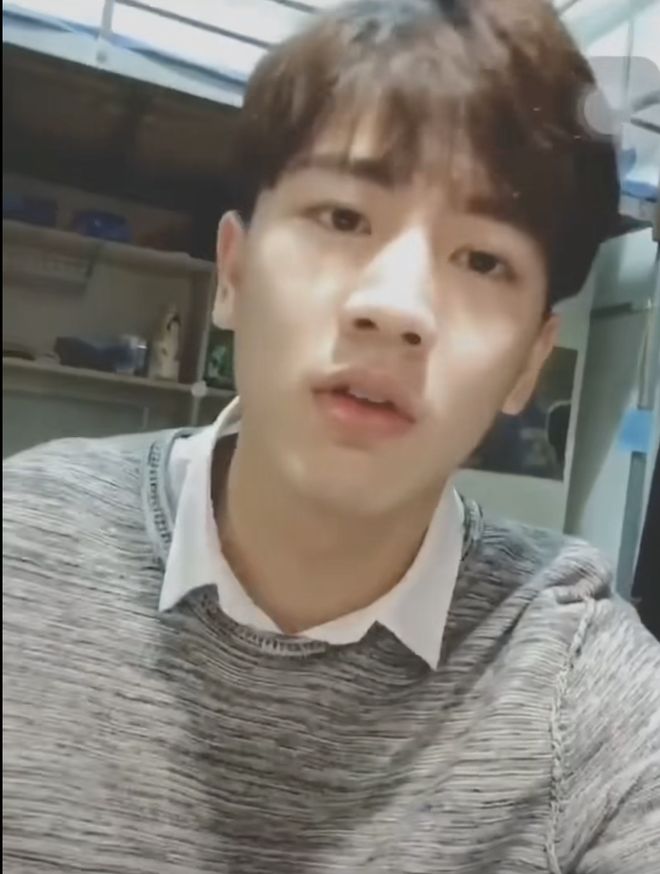 张凌赫9年前素人期的采访火了,190cm身高鹤立鸡群,像胖版李敏镐__张凌赫9年前素人期的采访火了,190cm身高鹤立鸡群,像胖版李敏镐