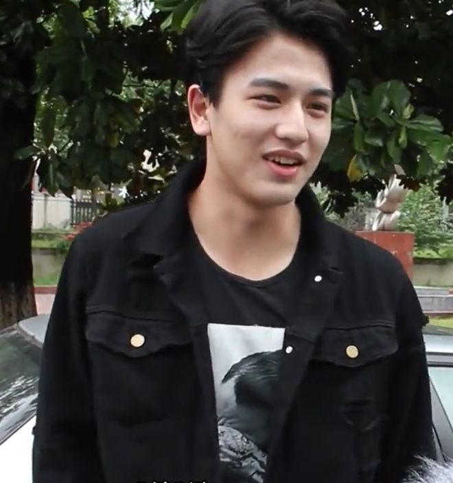 张凌赫9年前素人期的采访火了,190cm身高鹤立鸡群,像胖版李敏镐_张凌赫9年前素人期的采访火了,190cm身高鹤立鸡群,像胖版李敏镐_