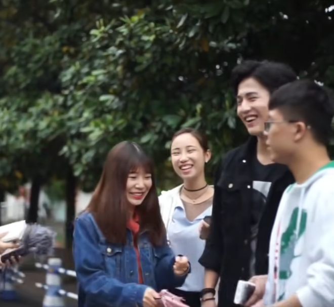 张凌赫9年前素人期的采访火了,190cm身高鹤立鸡群,像胖版李敏镐_张凌赫9年前素人期的采访火了,190cm身高鹤立鸡群,像胖版李敏镐_