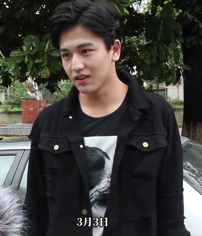 张凌赫9年前素人期的采访火了,190cm身高鹤立鸡群,像胖版李敏镐__张凌赫9年前素人期的采访火了,190cm身高鹤立鸡群,像胖版李敏镐