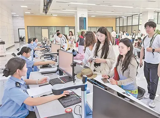 从3个工作日大幅压缩至2分钟 这里的跨境游办证何以如此神速？