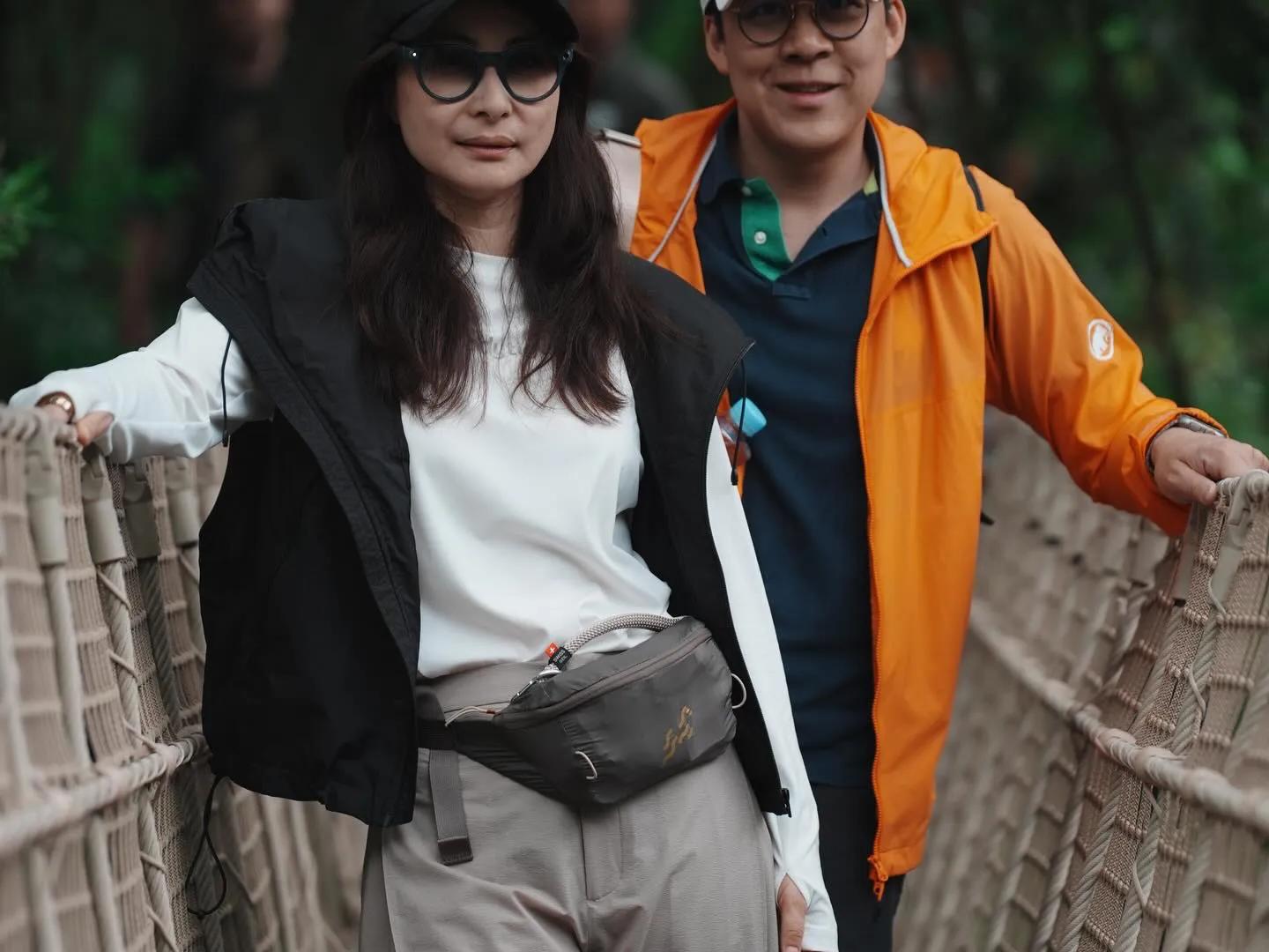 李念晒与老公恩爱合照_周慧敏赞老公晒恩爱_
