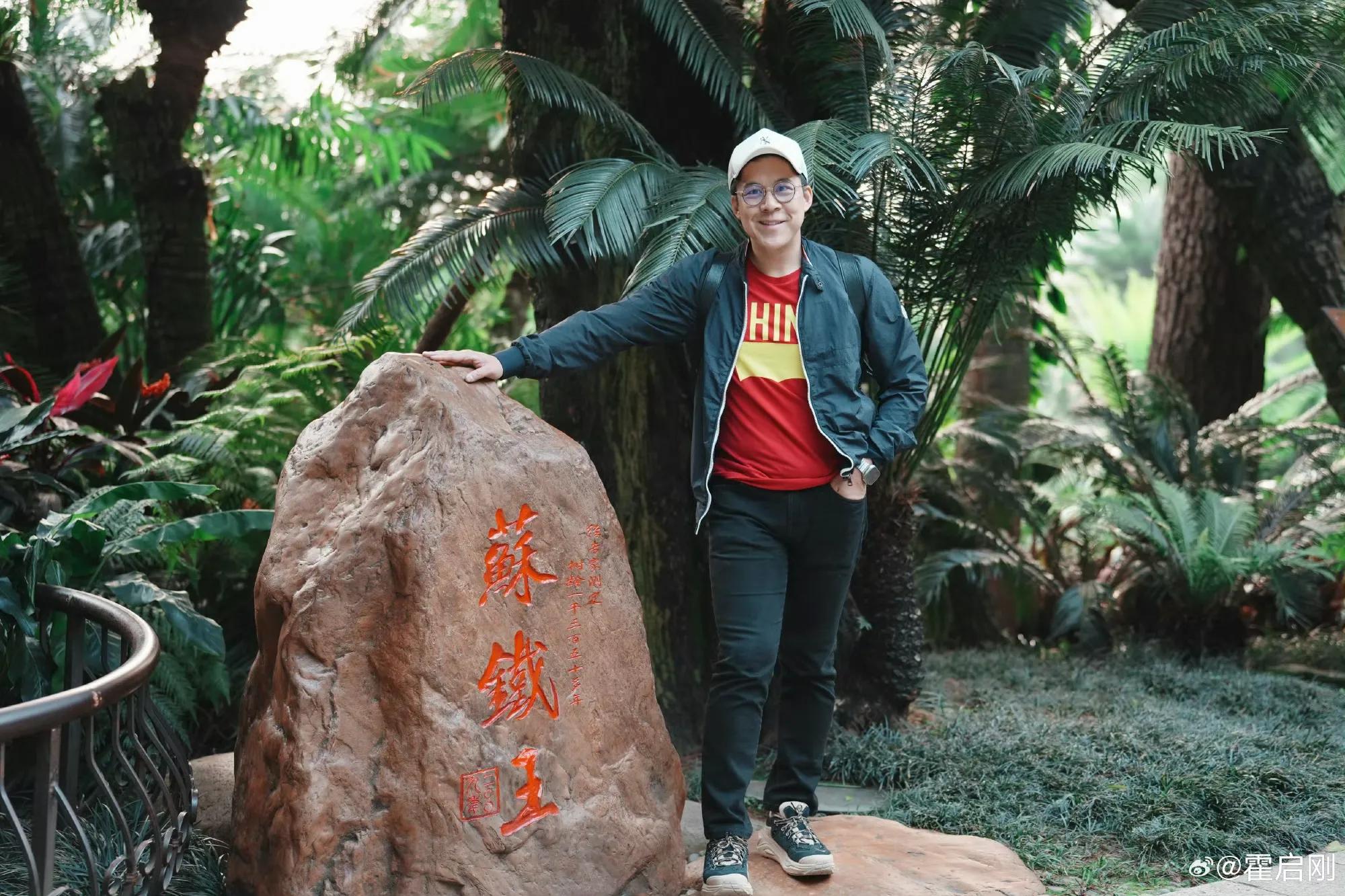 周慧敏赞老公晒恩爱_李念晒与老公恩爱合照_
